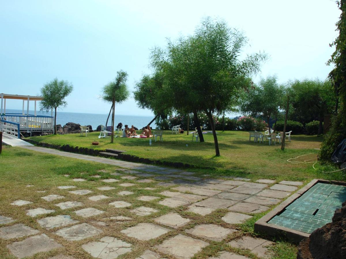 Nero Basalto Azzurro Mare Aci Castello Exterior foto